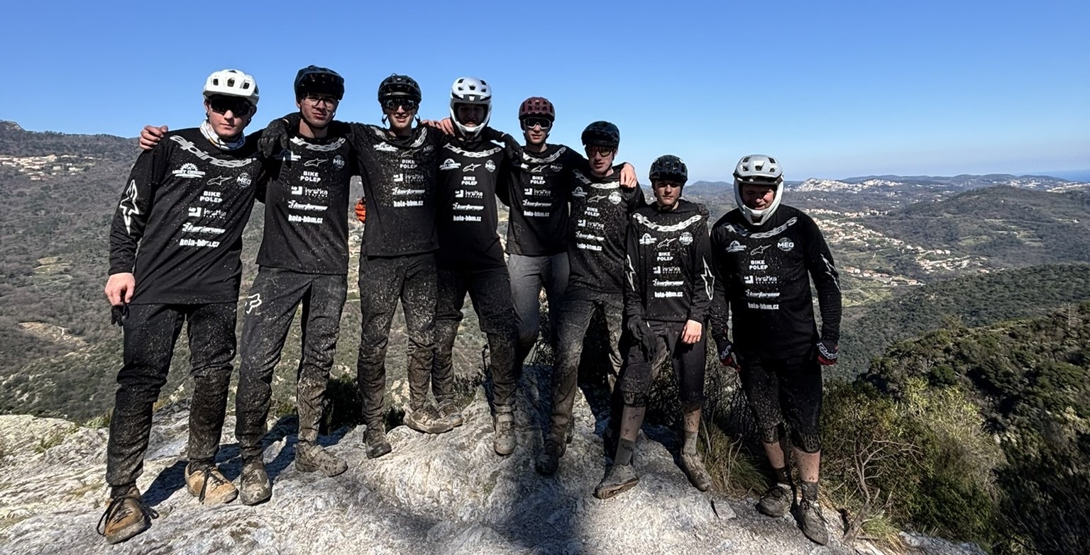 Cyklisté na horských kolech